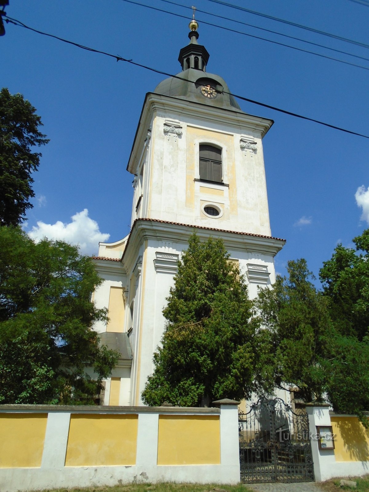 Kirken St. Klemens, pave (Dobřenice)