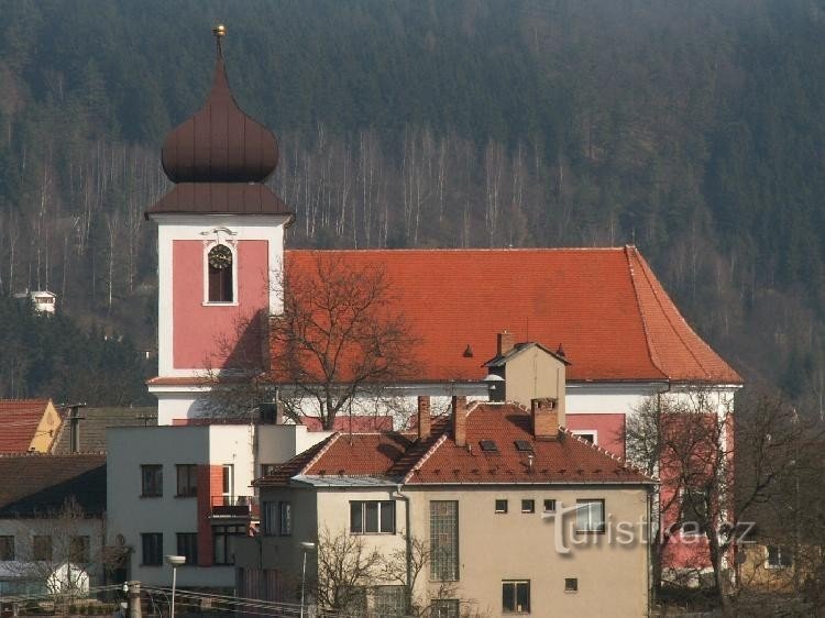 Biserica Sf. Kunhuty Nedvědice: Biserica Sf. Kunhuty este trăsătura dominantă a orașului. El a fost ales