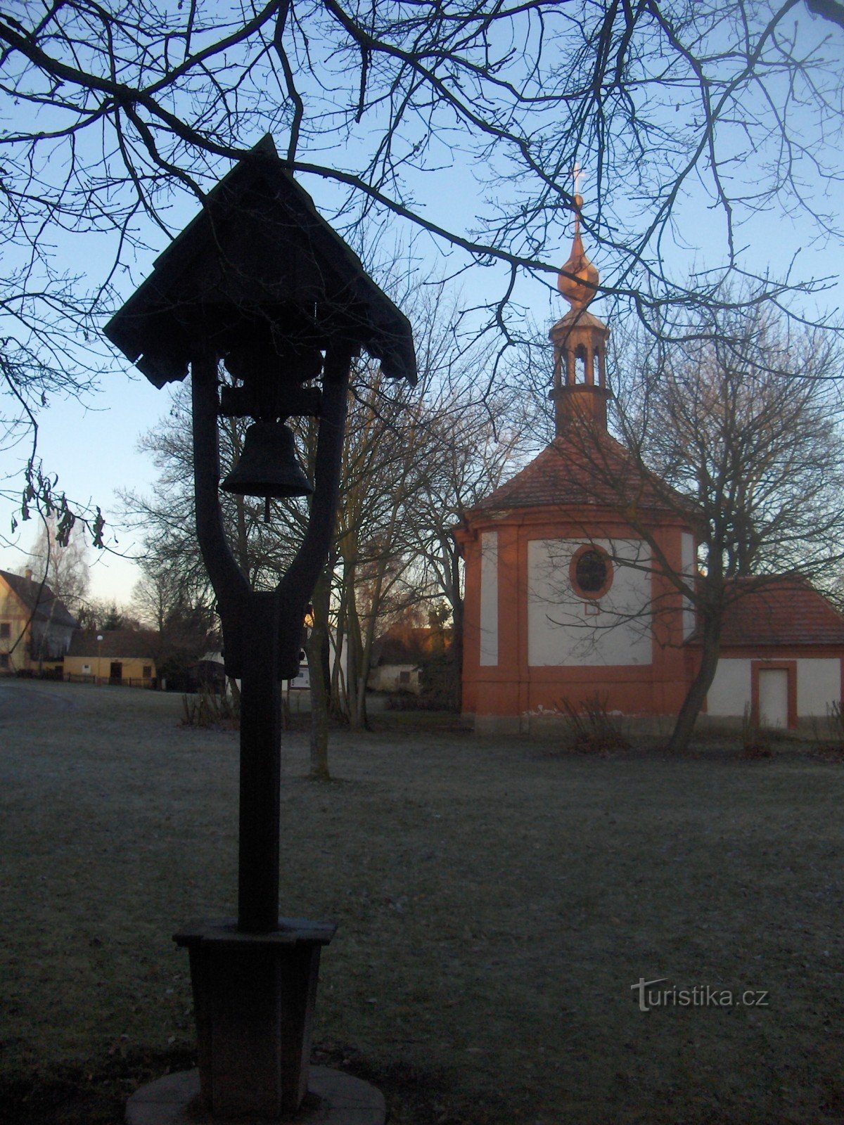 iglesia de st. martina y la campana de madera