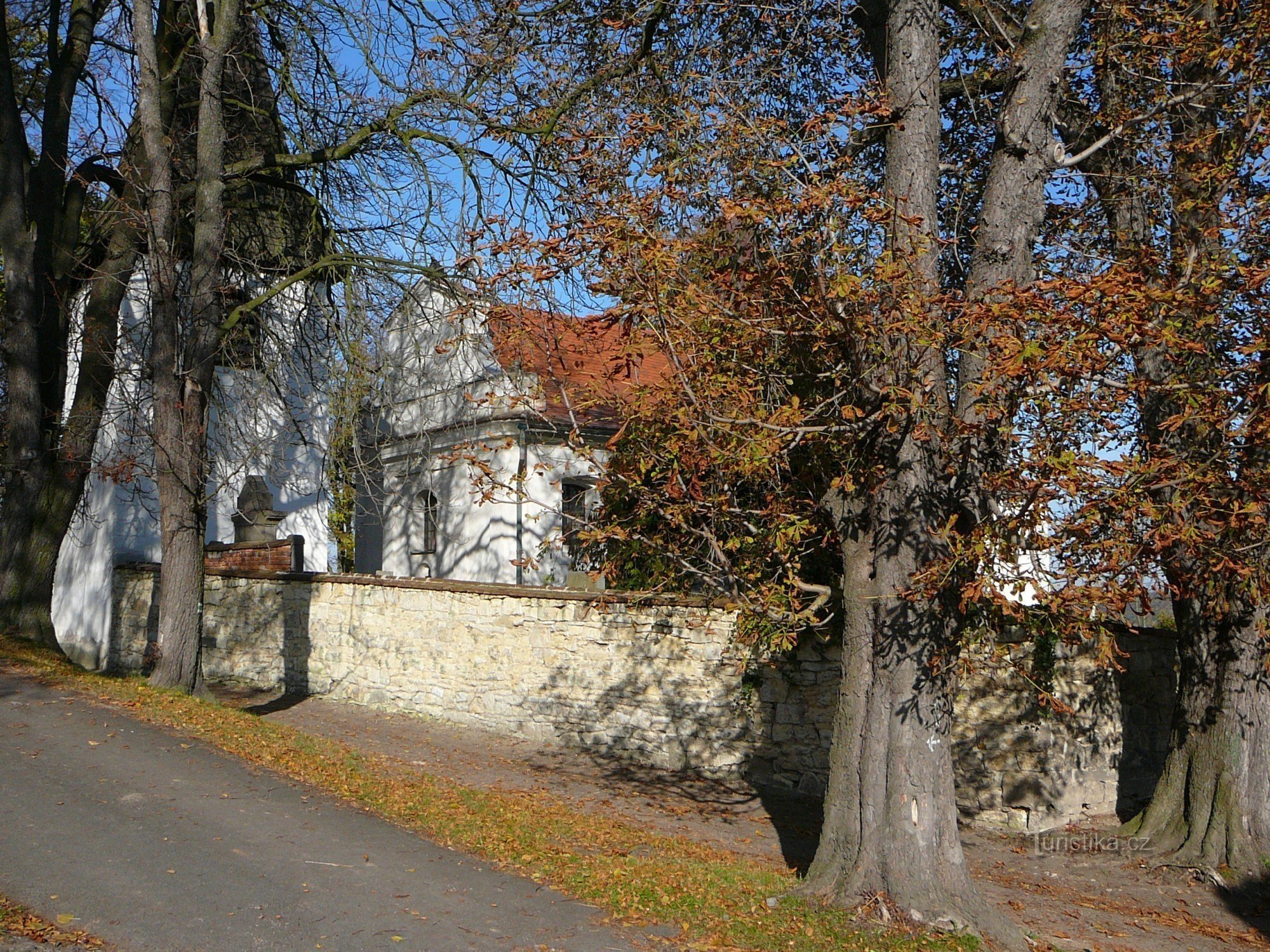 kirken St. Martin i Domoušice, klokketårn til venstre for kirken