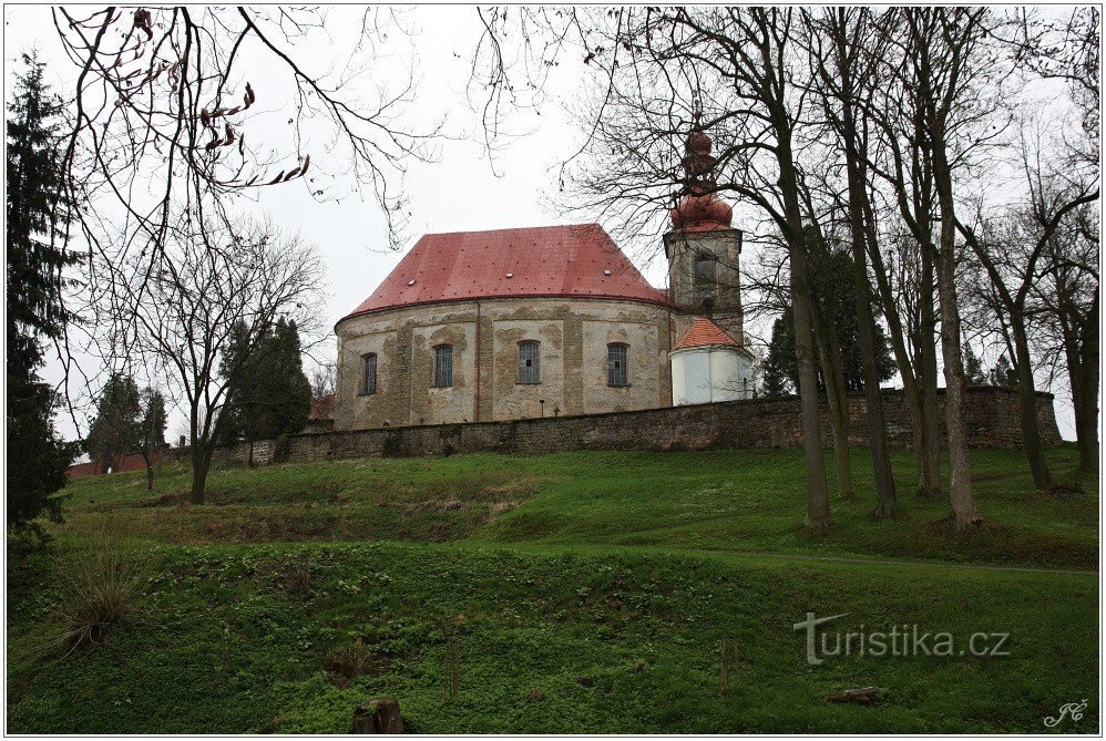 Kyrkan St. Michael ovanför vägskälet