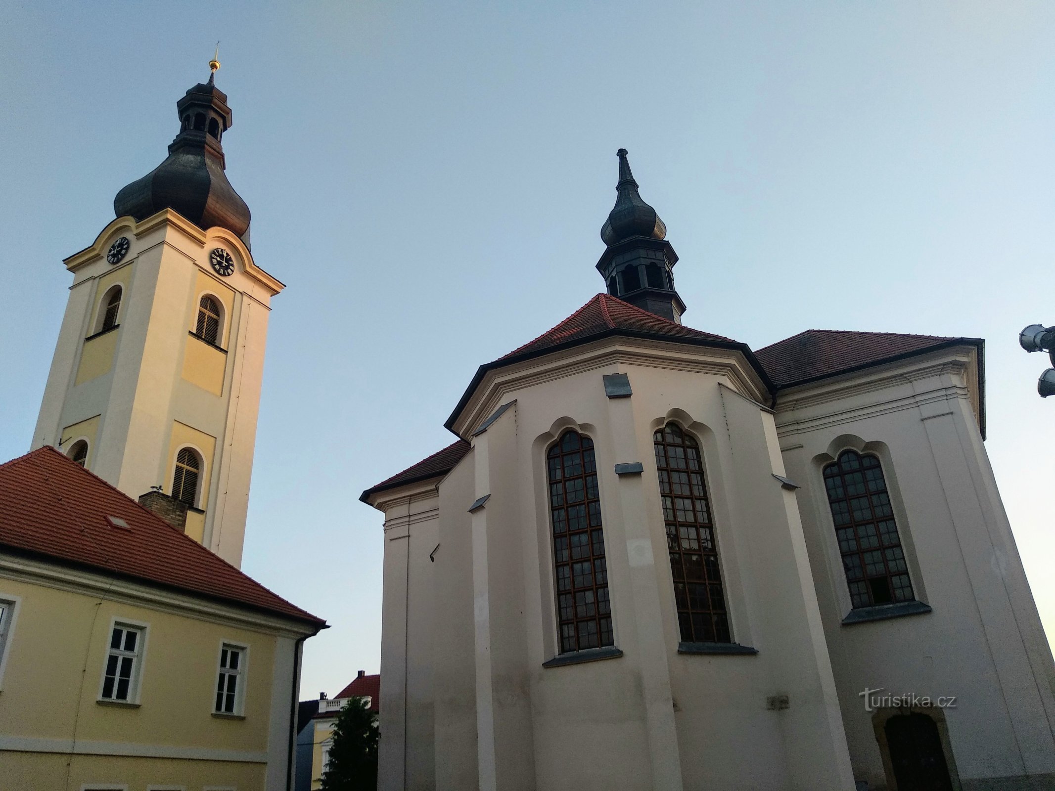 kerk van st. Nicholas en de klokkentoren in Dobřany