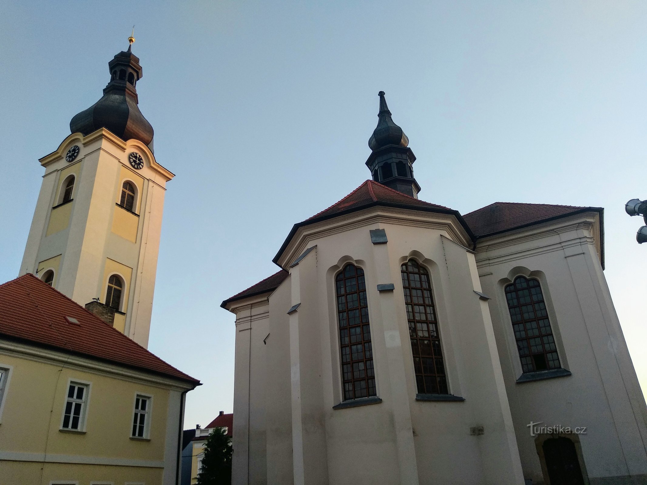 templom st. Miklós és a harangtorony Dobřanyban