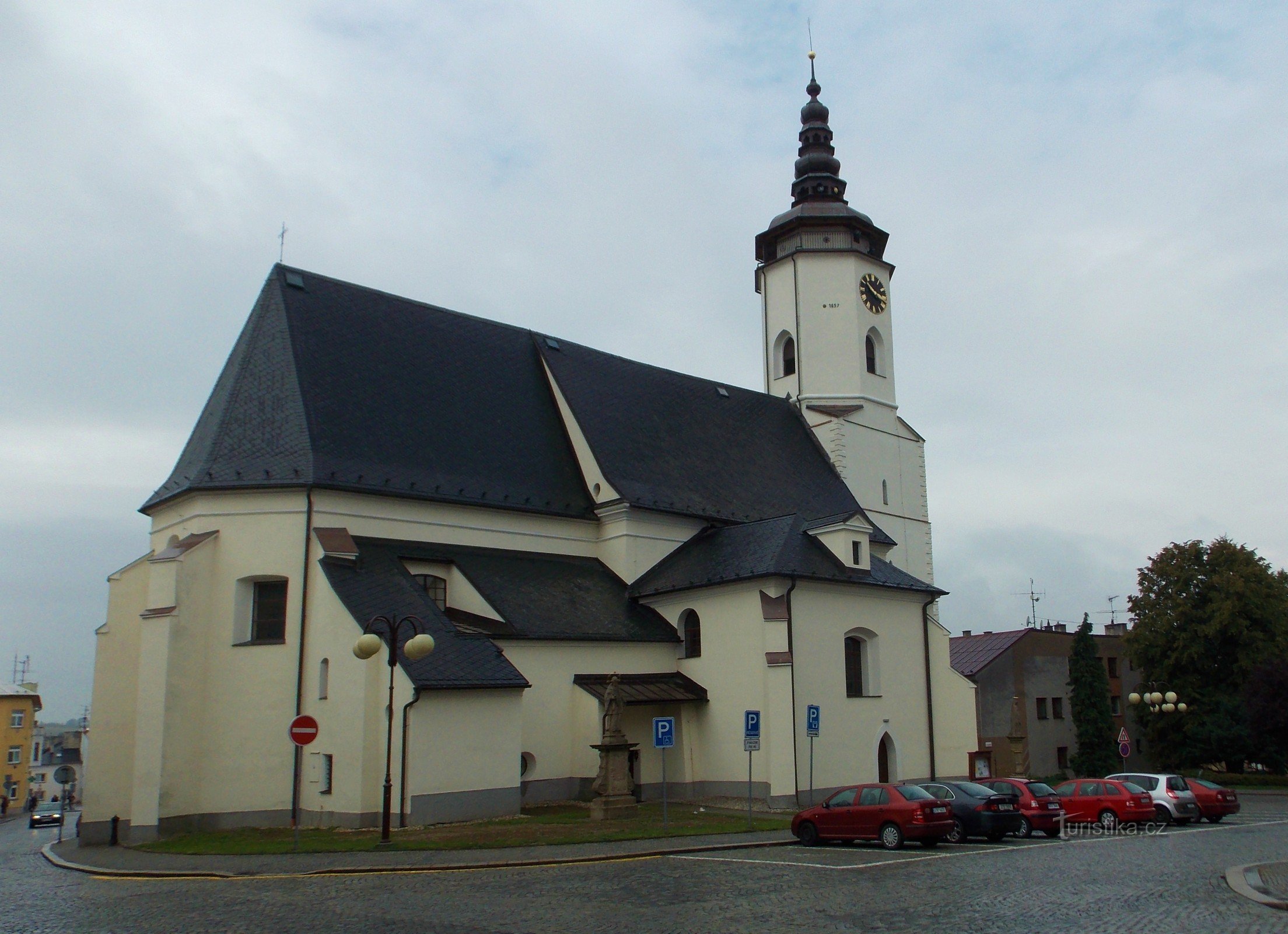 Kyrkan St. Mikuláš - landmärket för Silesian Square i Bílovec