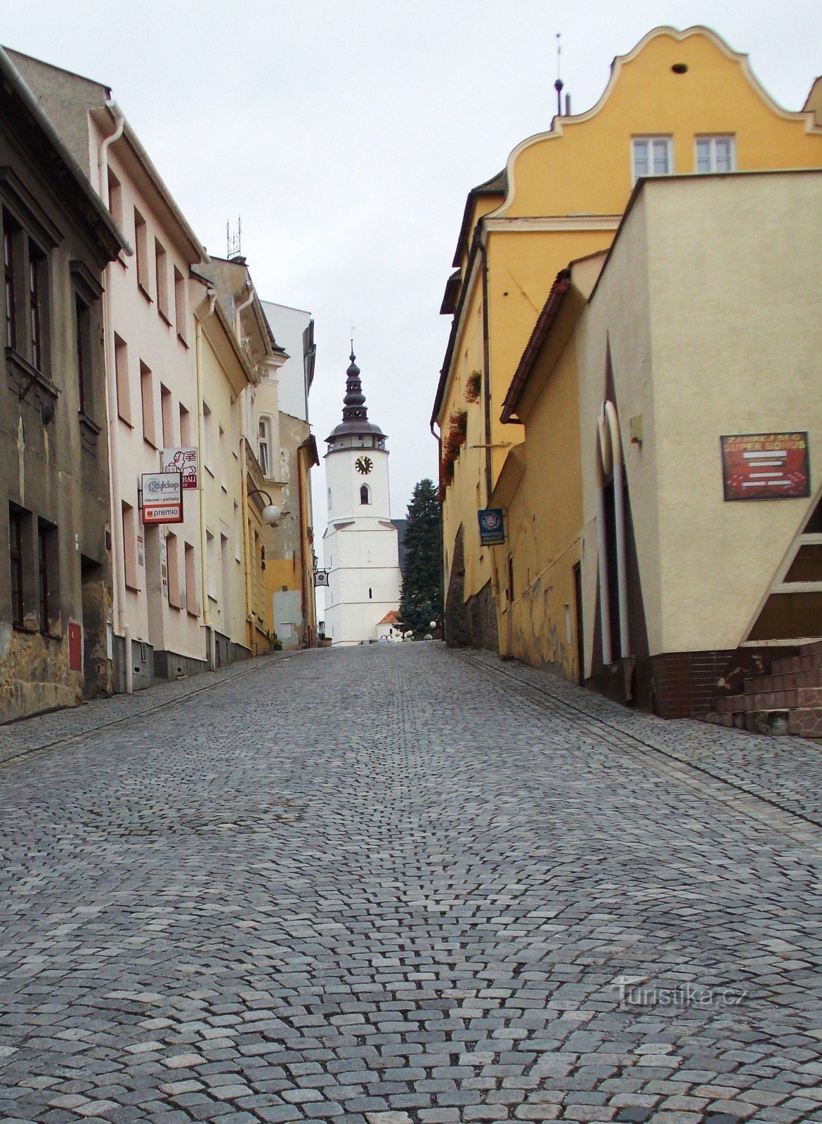 Kirken St. Mikuláš - vartegn for Schlesiens plads i Bílovec