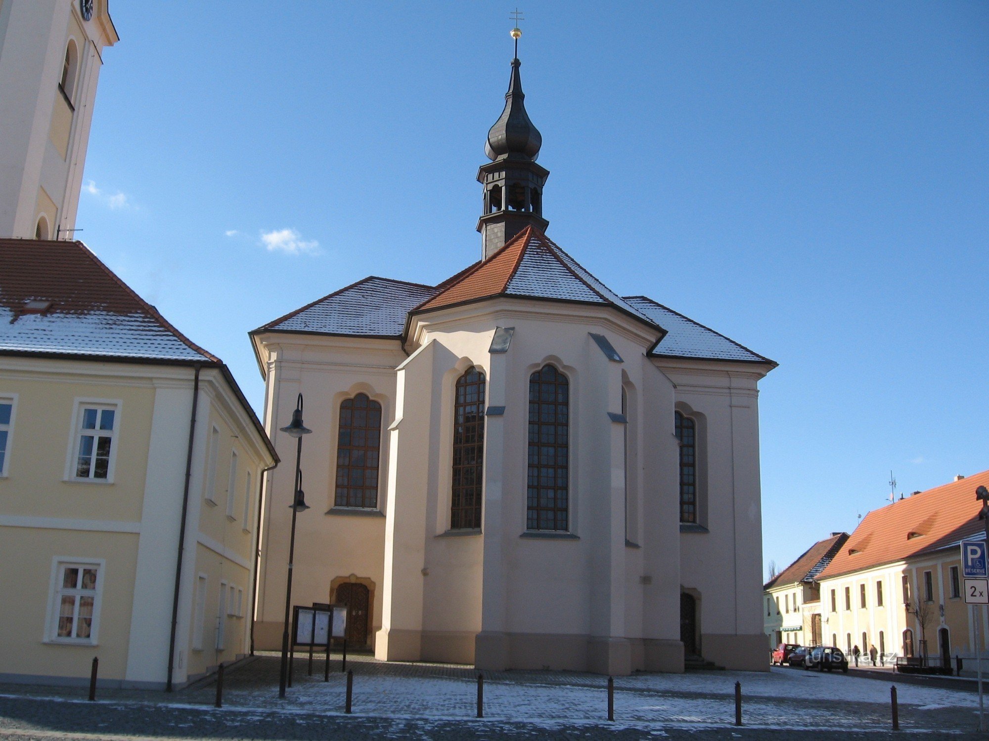 KIRCHE ST. MIKULÁŠ AUF DEM PLATZ IN DOBŘANE