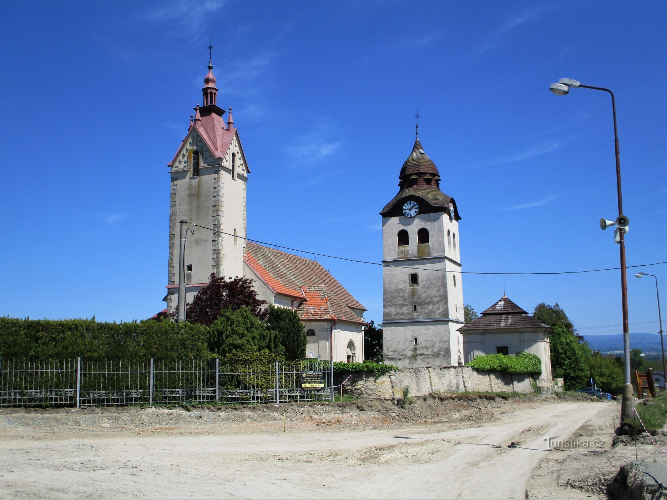 Iglesia de San Nicolás con el campanario (Bohuslavice nad Metují, 18.5.2020/XNUMX/XNUMX)