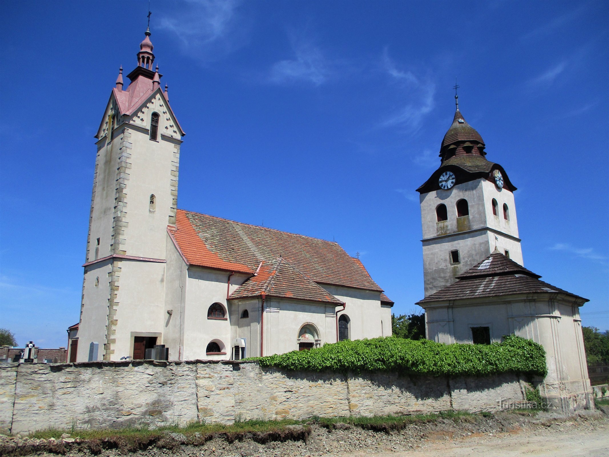 Iglesia de San Nicolás con el campanario (Bohuslavice nad Metují, 18.5.2020/XNUMX/XNUMX)
