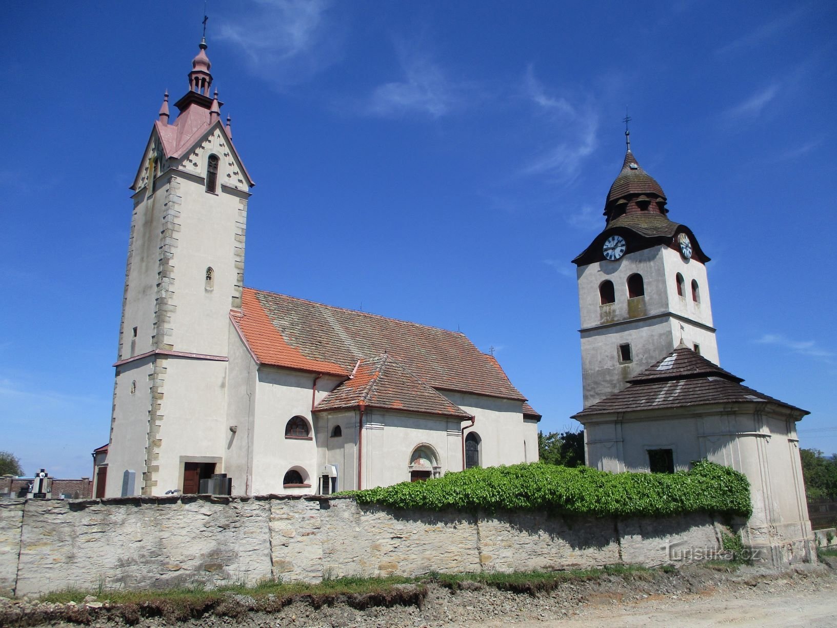 Iglesia de San Nicolás con el campanario (Bohuslavice nad Metují, 18.5.2020/XNUMX/XNUMX)