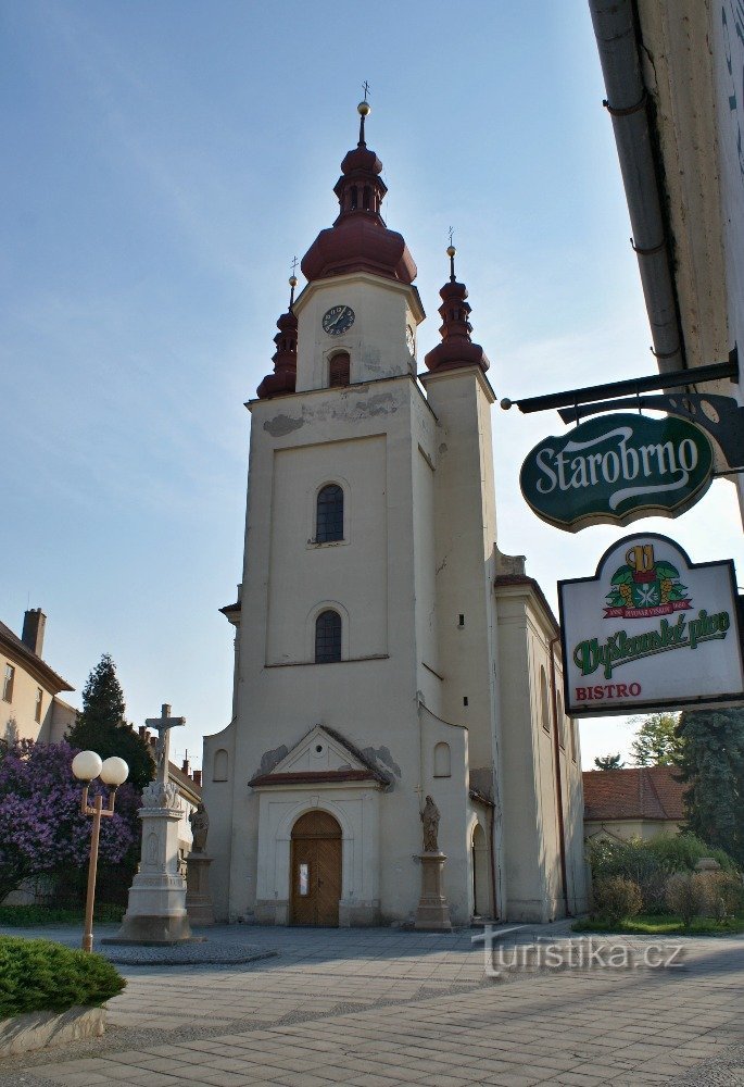 Biserica Sf. Ondřej sau lângă biserică este cel mai bun loc de băut