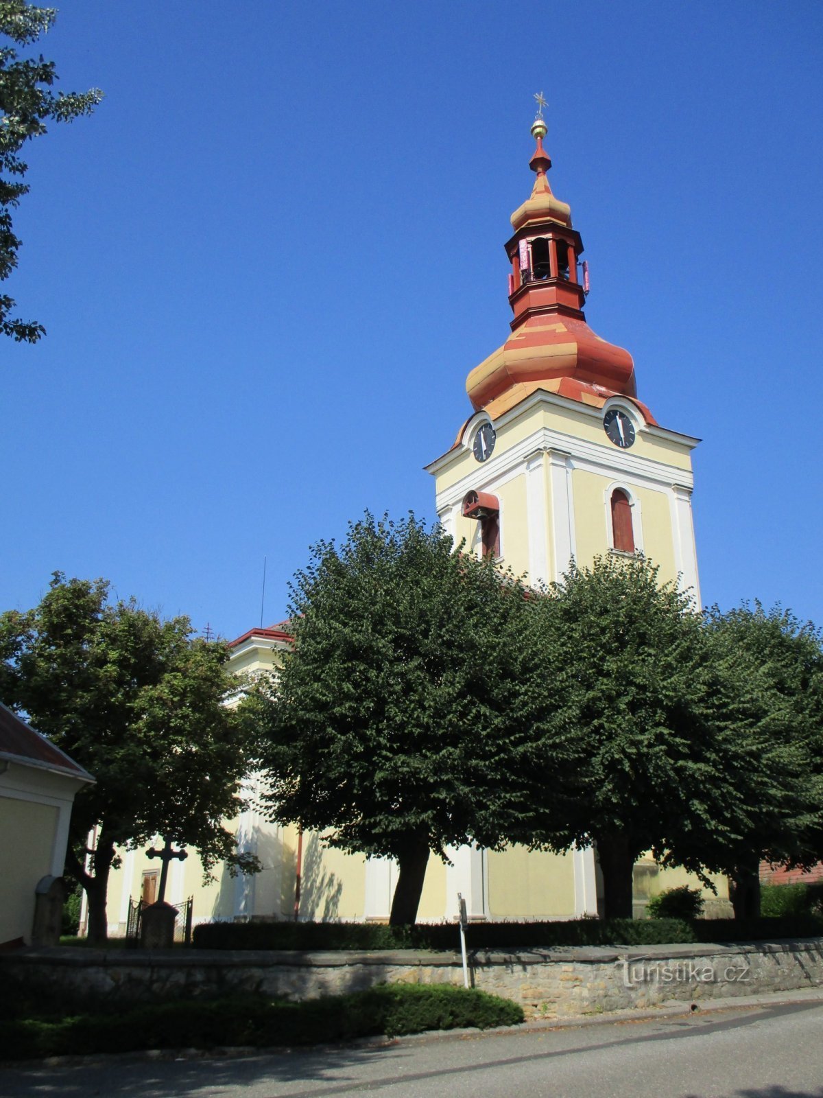 Iglesia de San Pedro y Pablo, los apóstoles (Milovice)