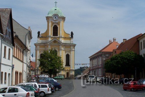 Iglesia de San Pedro y San Pablo en la plaza