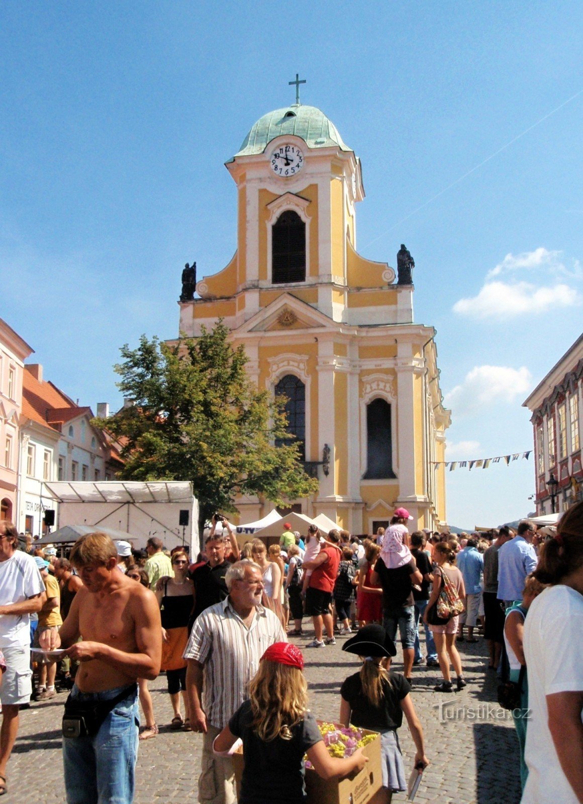 Church of St Peter and Paul om mässan