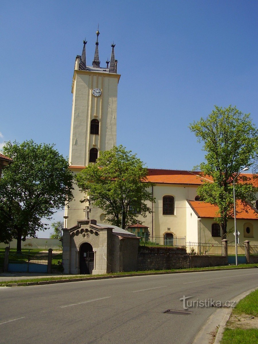 Церква св. Петра і Павла, перед нею каплиця св. Кирила і Мефодія.