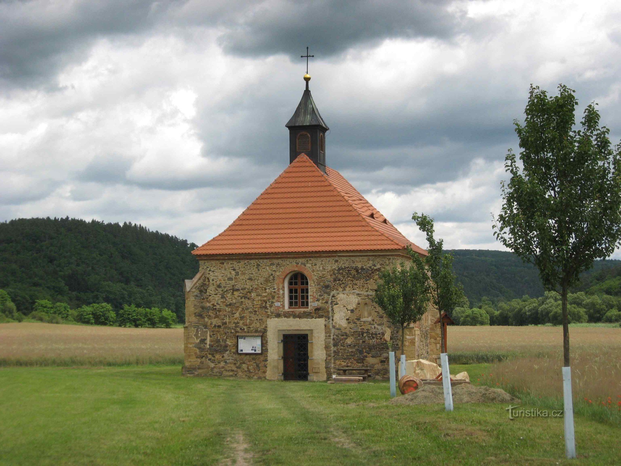 Kirche St. Peter und Paul in Dolans