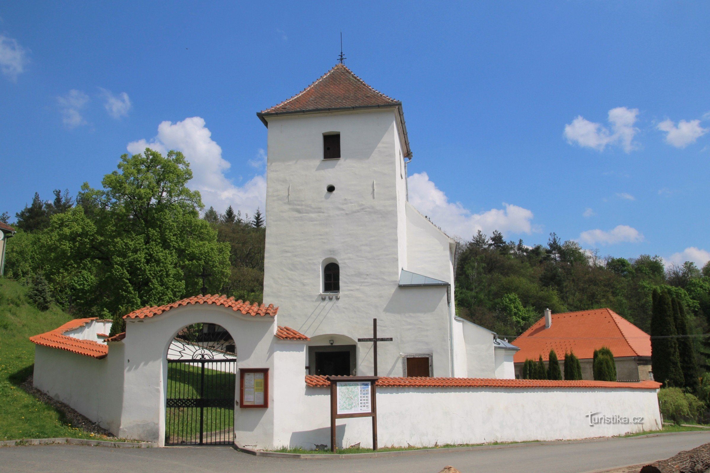 kirken St. Peter og Paul i den nederste del af Žďárek