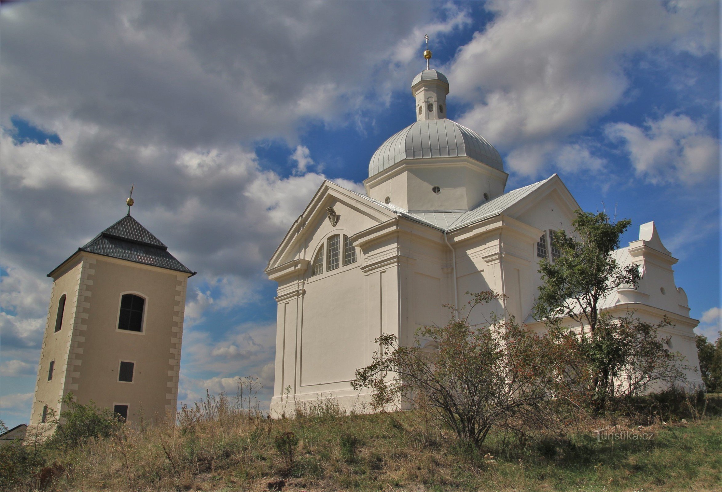 kirken St. Sebastian med klokketårnet