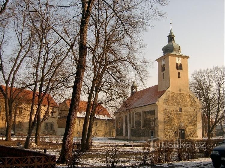 Kostel sv. Šimona a Judy: Uprostřed návsi v Lenešicích se nachází původně románs