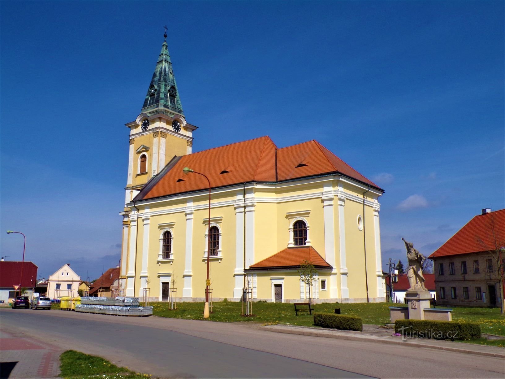 Iglesia de San Stanislav con el monumento caído (Smidary, 30.4.2021/XNUMX/XNUMX)