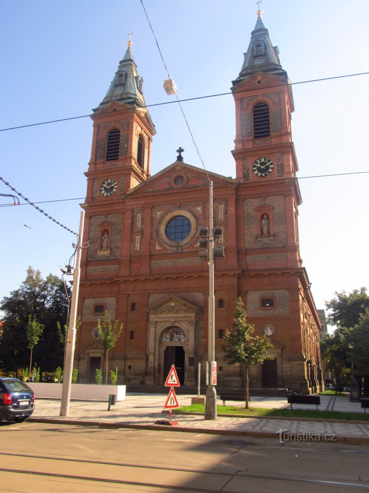 Kyrkan St. Vaclavplatsen den 14 oktober i Smíchov, Prag