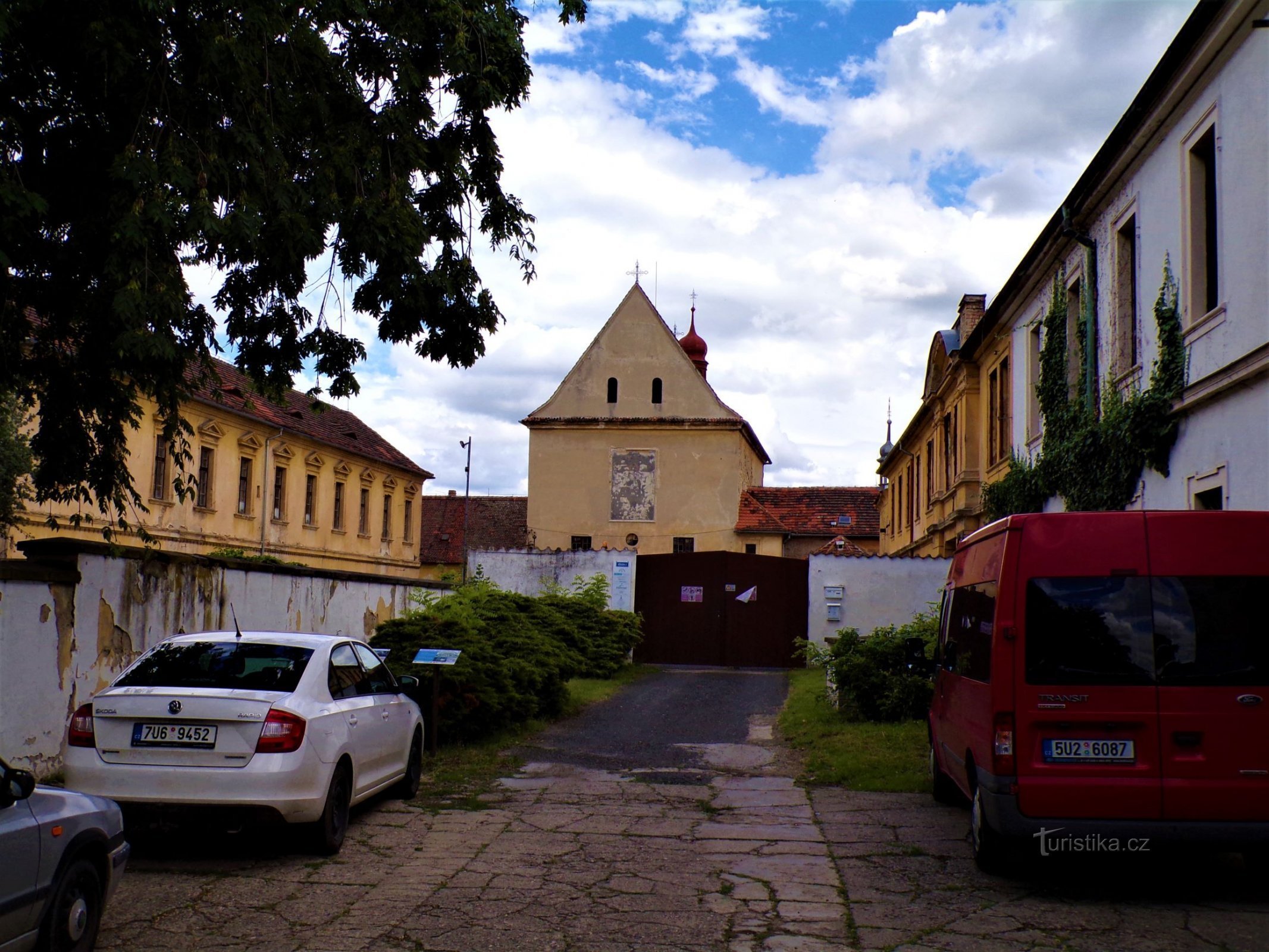 Pyhän kirkko Venceslas ja osa entisestä kapusiiniluostarista (Roudnice nad Labem, 9.7.2021. heinäkuuta XNUMX)