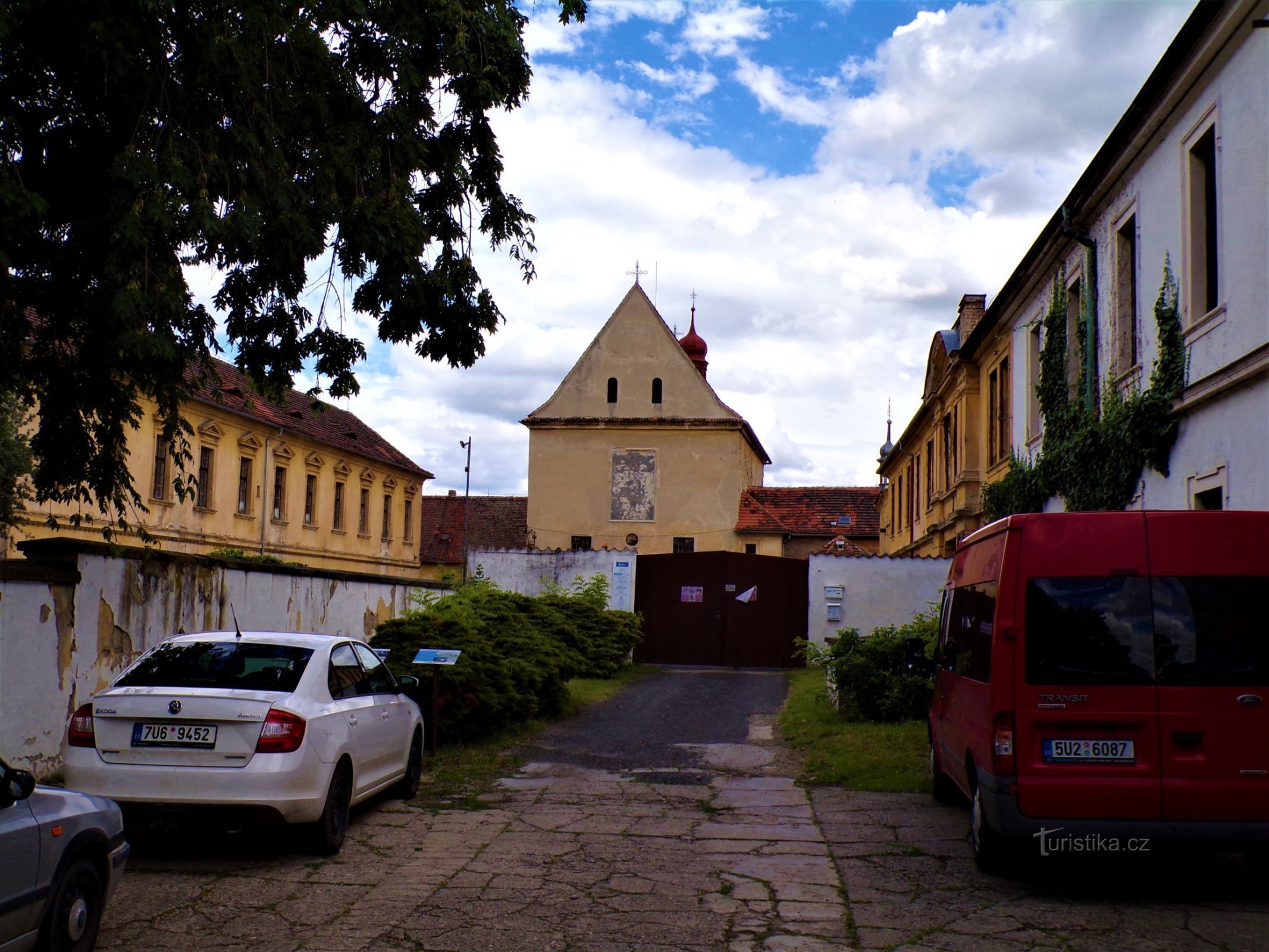 Kyrkan St. Wenceslas med en del av det före detta kapucinerklostret (Roudnice nad Labem, 9.7.2021 juli XNUMX)