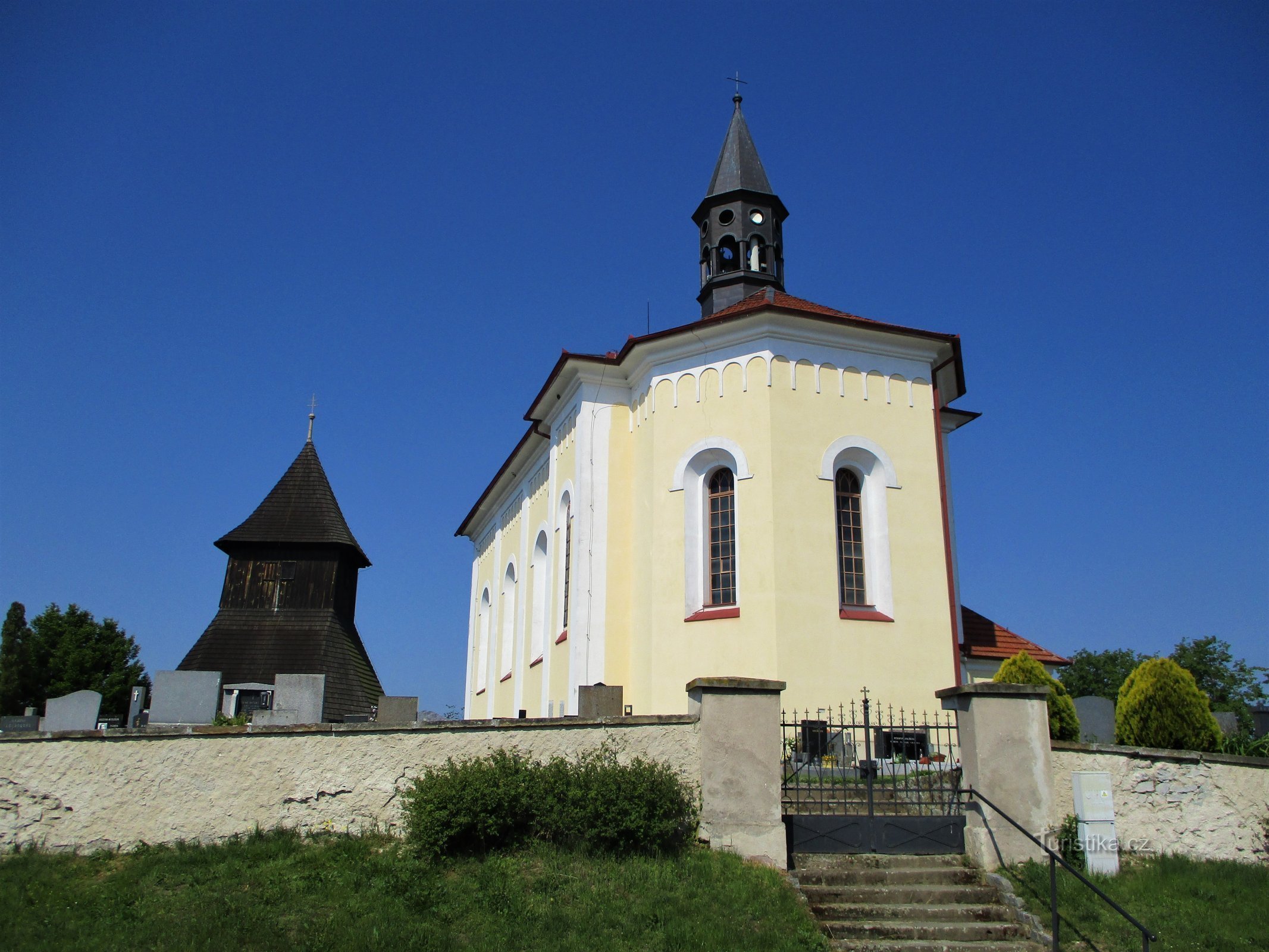 Pyhän kirkko Venceslas kellotornin kanssa (Horní Ředice, 16.5.2020)