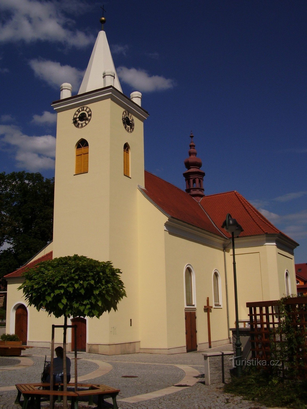 Biserica Sf. Vavřine în Brno - Řečkovice (decor artistic) și împrejurimile sale