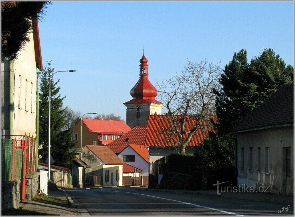Church of St. Vavřince in Seč, view from the road from Běstvin