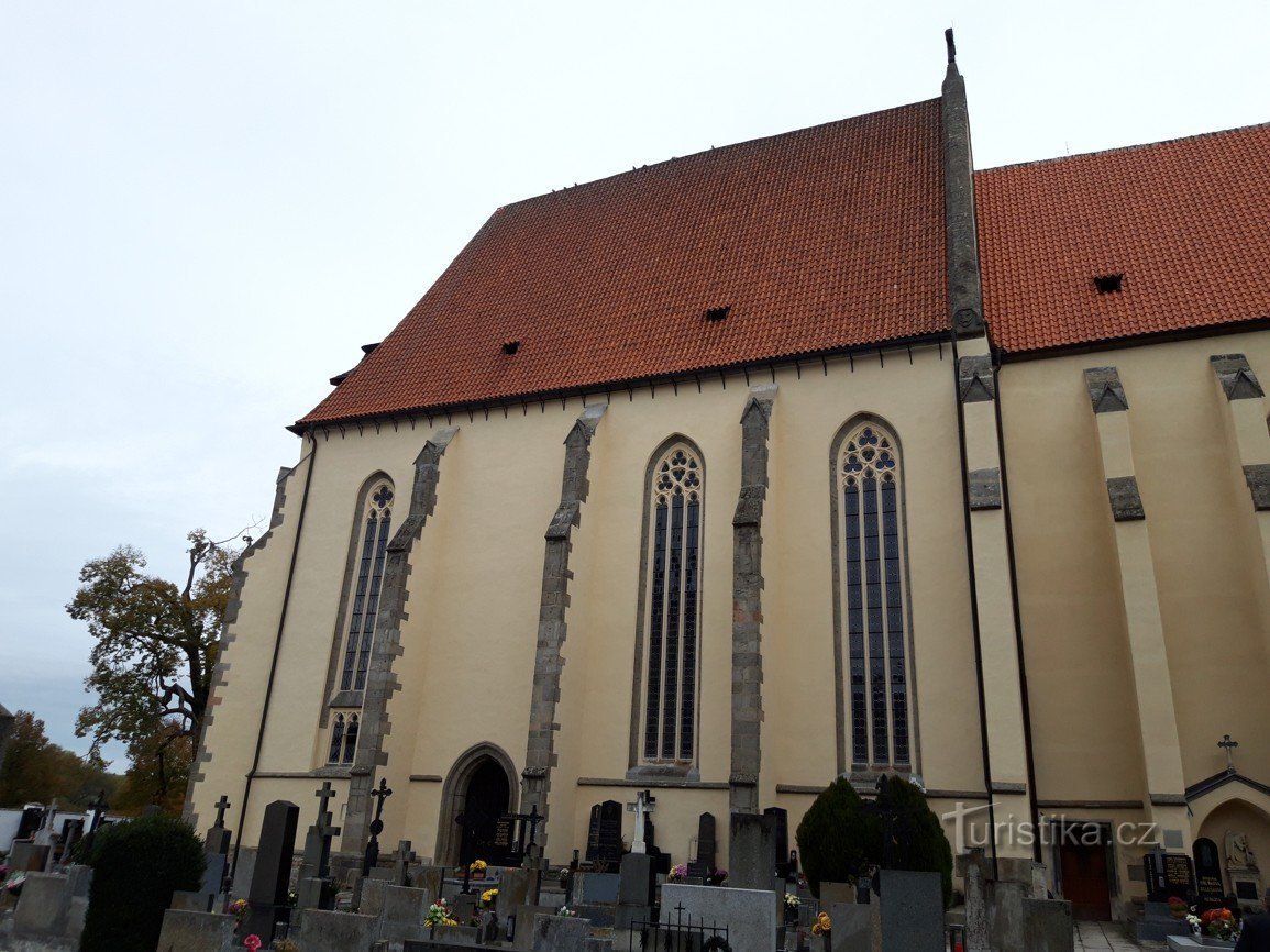 Kirche St. Giljí auf dem Friedhof in Milevsko