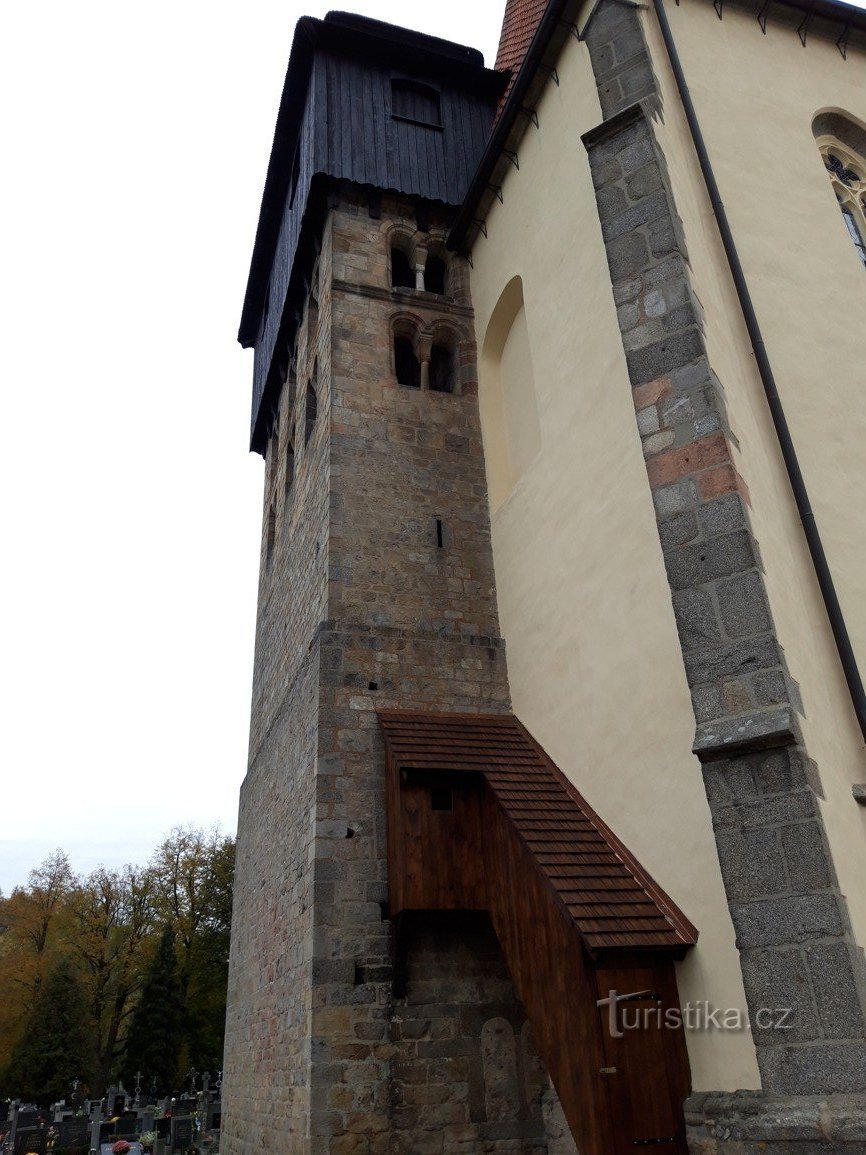 Igreja de St. Giljí no cemitério em Milevsko