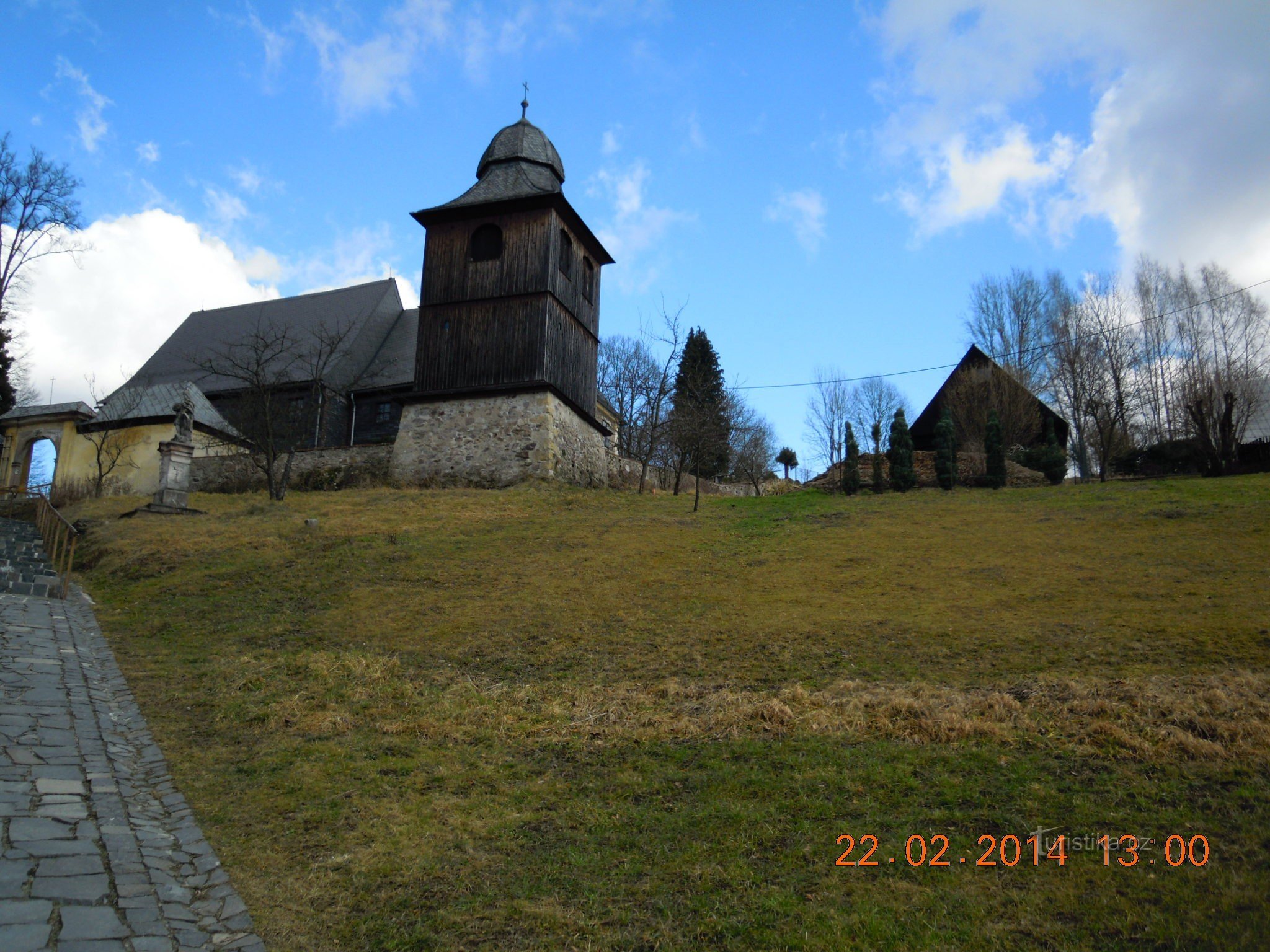 Kościół św. Krzysztofa i drewniana dzwonnica