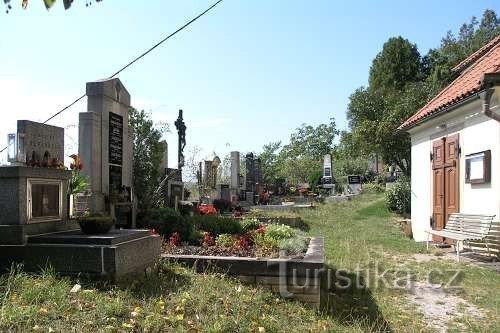 Cerkev sv. Palmacia - sosednje pokopališče