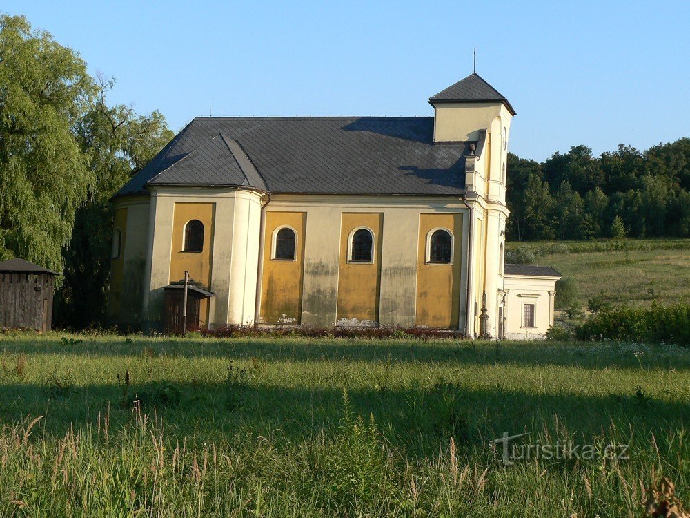 Église Saint-Pierre d'Alcantara à Karviná - Dole (vue latérale)