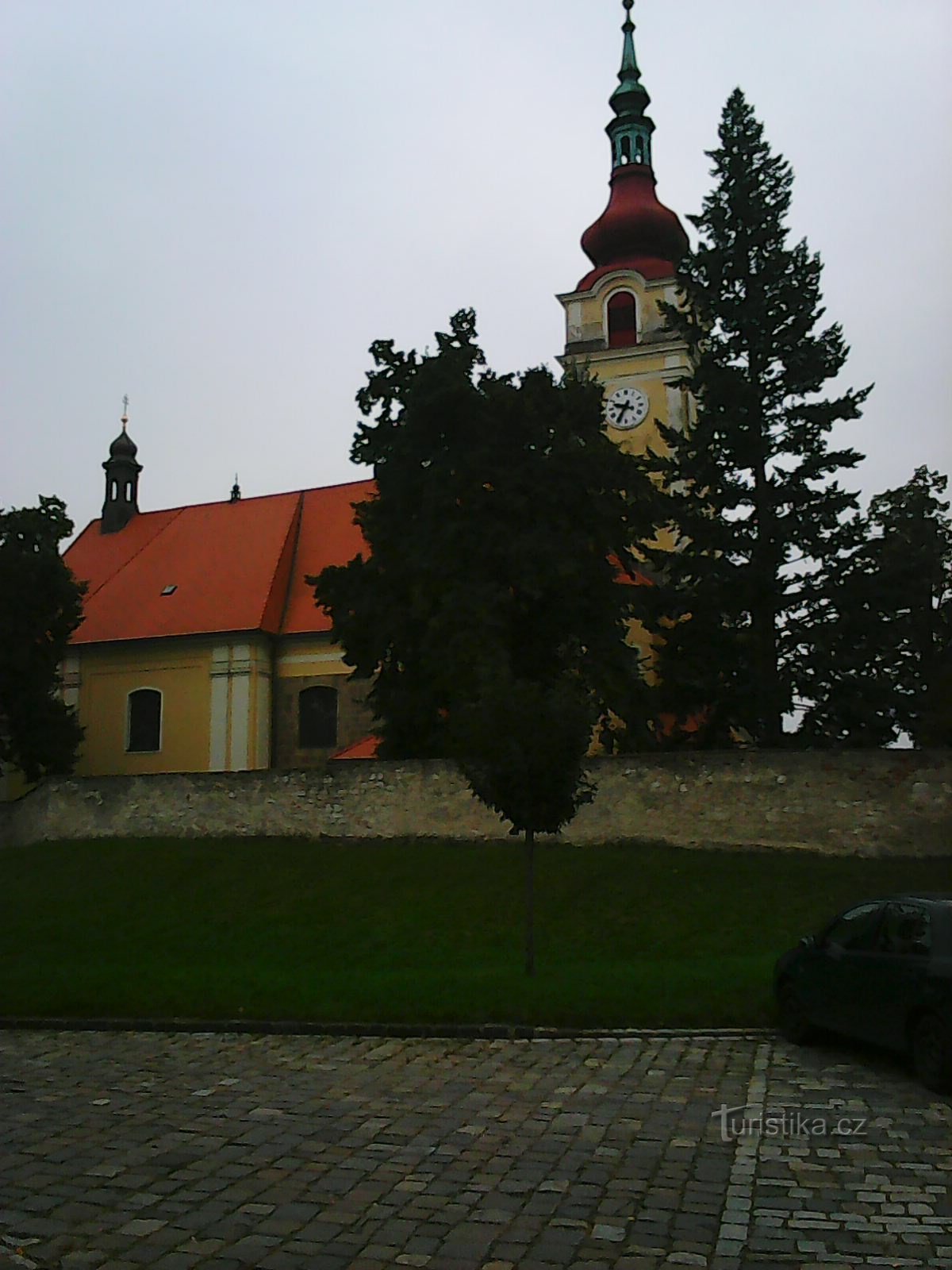 Cerkev sv. Vaclava (pogled z ulice)