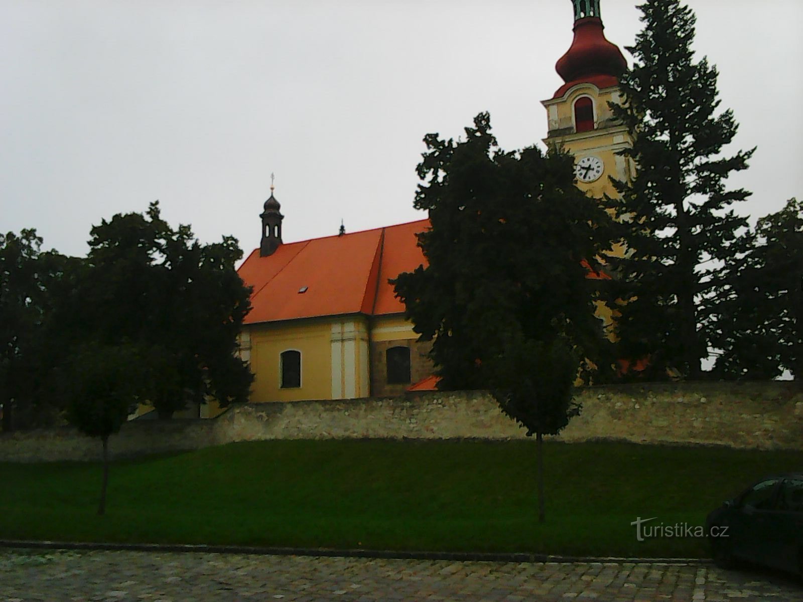 Εκκλησία St. Wenceslas (θέα από το δρόμο)