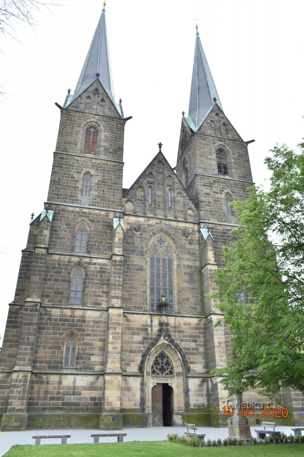 St. Lawrence-kyrkan i Vysoké Mýto med en målning av Peter Brandl