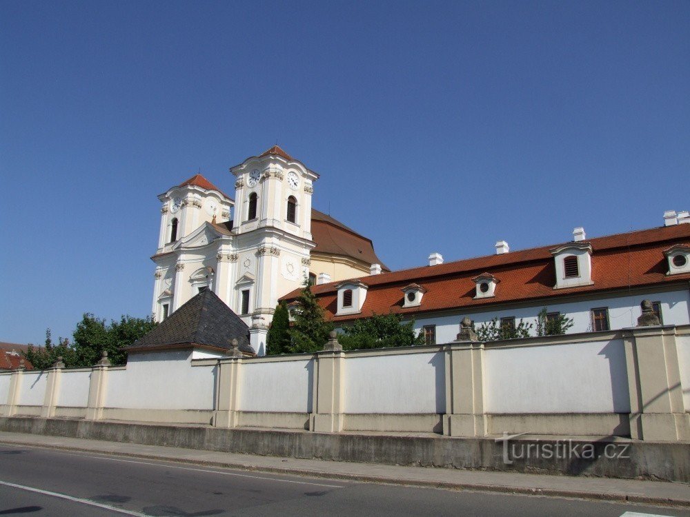 Cerkev svetih angelov varuhov in servitski samostan