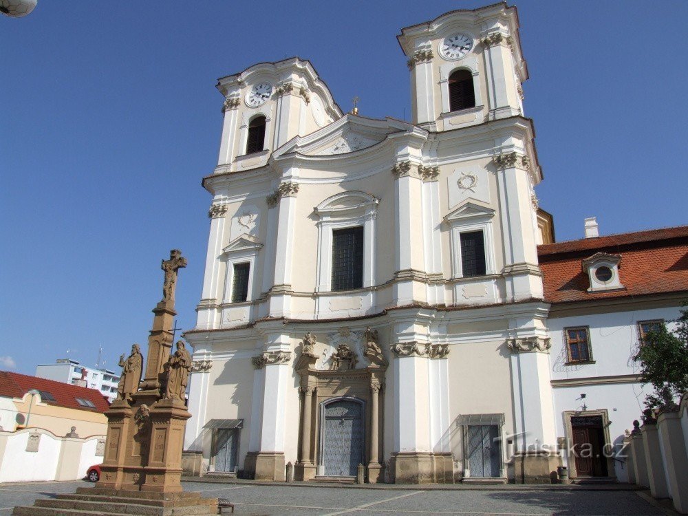Cerkev svetih angelov varuhov in servitski samostan