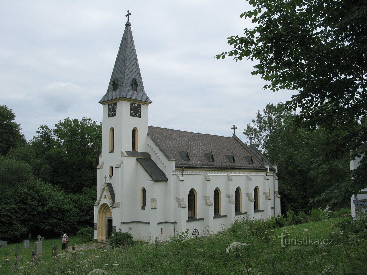 A igreja, uma testemunha silenciosa no meio do cemitério