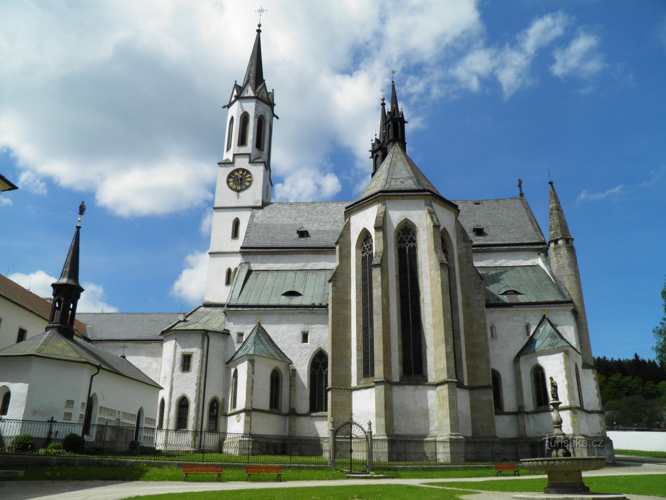 La chiesa nel parco del monastero.