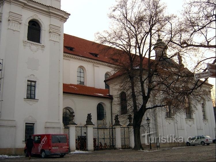 L'église dans le parc du monastère de Strahov