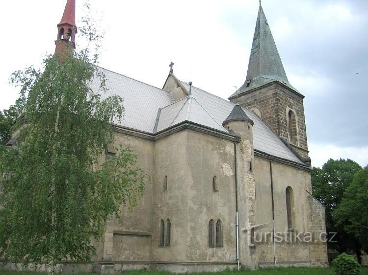 Kyrka i centrum av byn