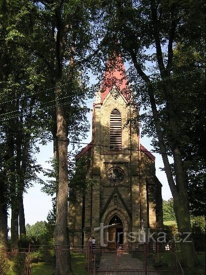 De kerk in Komorní Lhotka op weg naar de wegwijzer