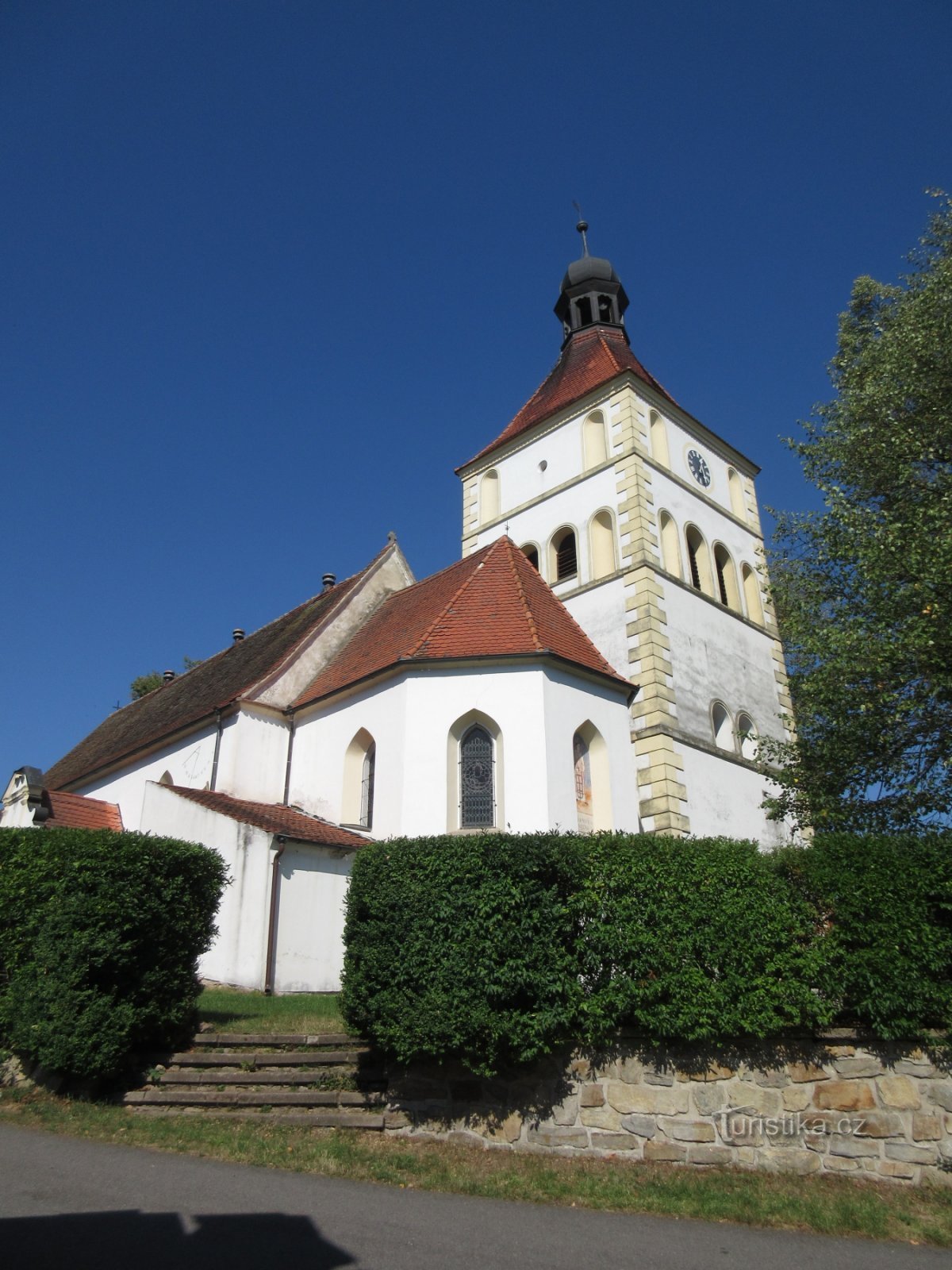Kirche im Dorf Dírná