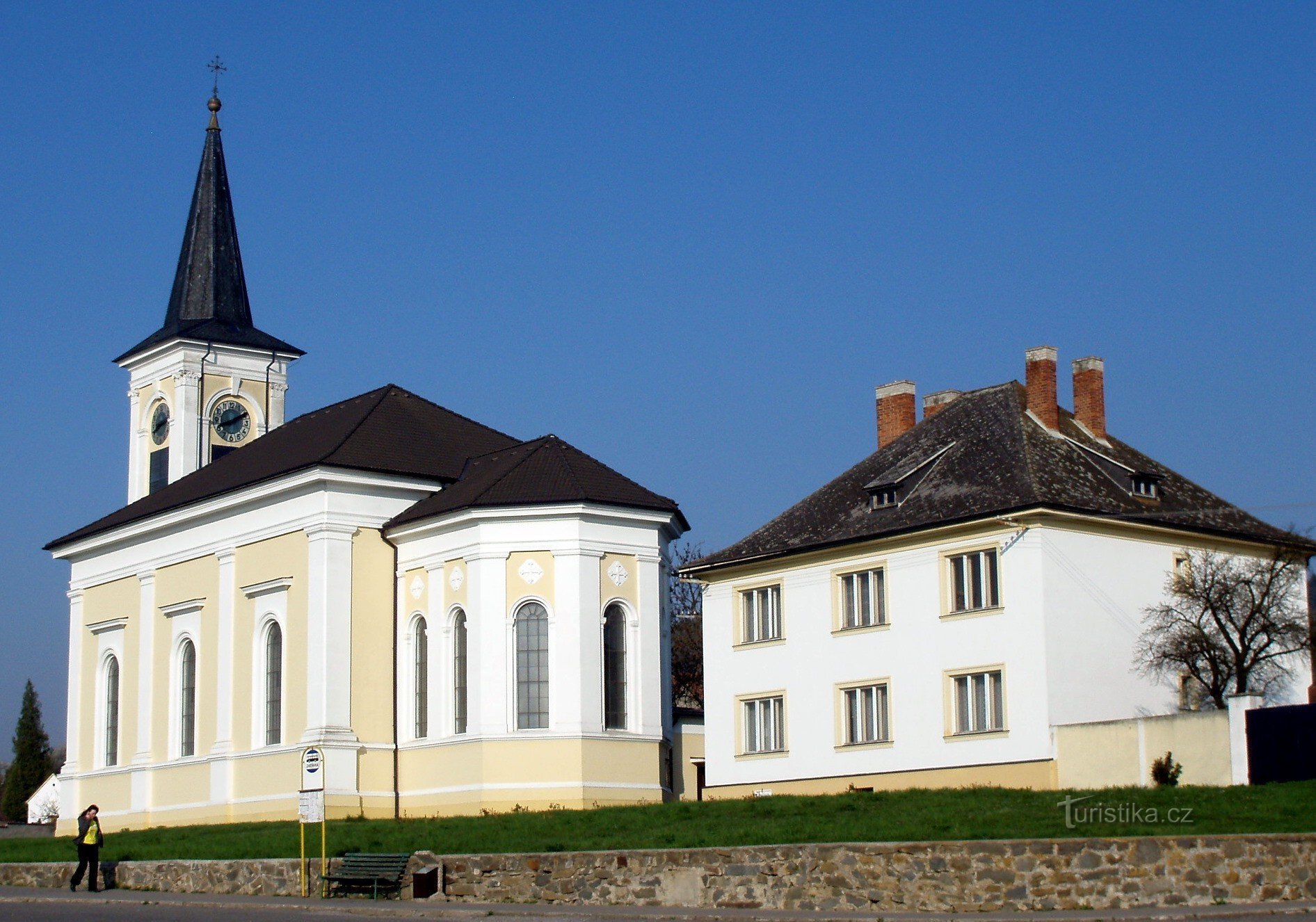 kerk in het dorp Drysice in april 2009