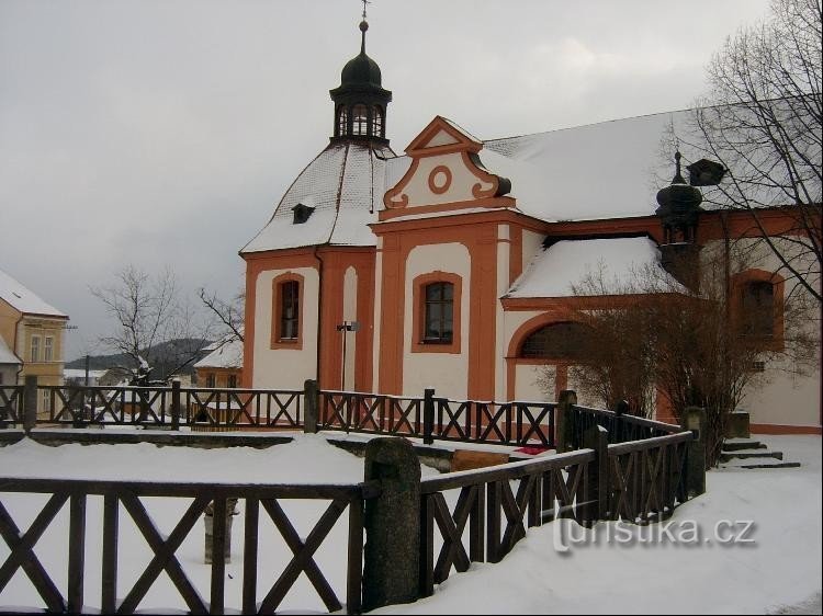 Kirche im Dorf Valeč