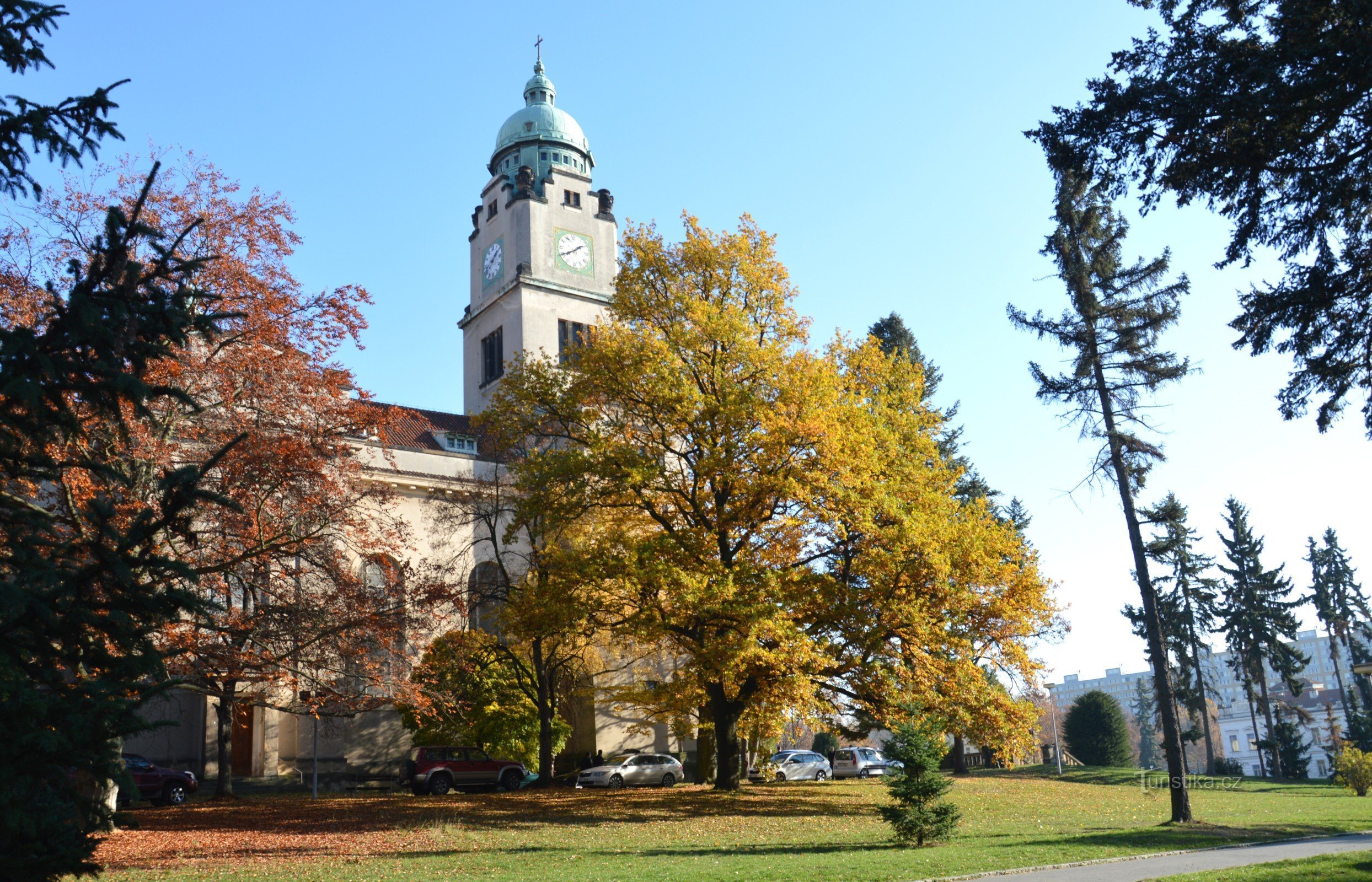 église dans le parc