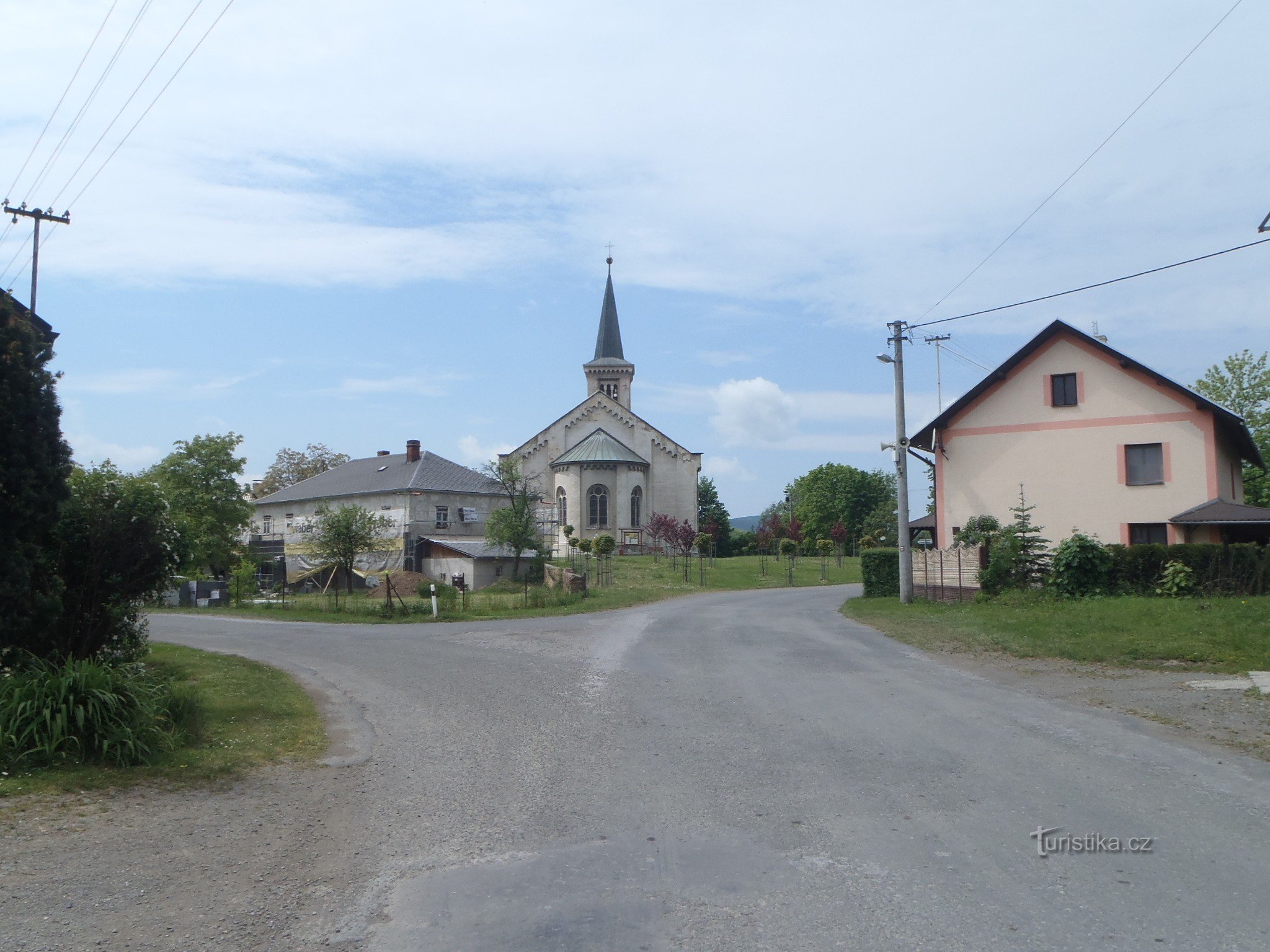 Cerkev od daleč