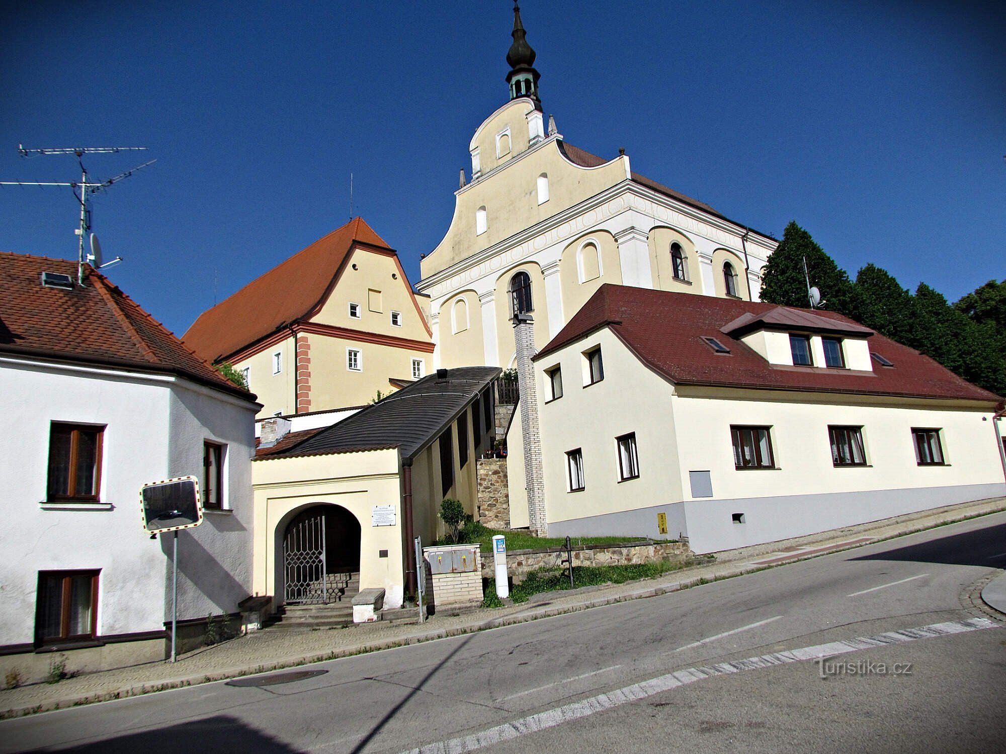 Jemnická通りから見た教会